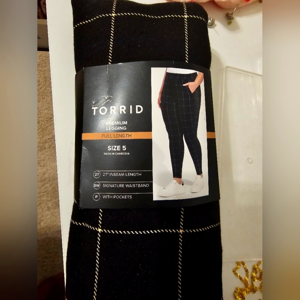 Black/tan plaid torrid leggings NWT Size 5